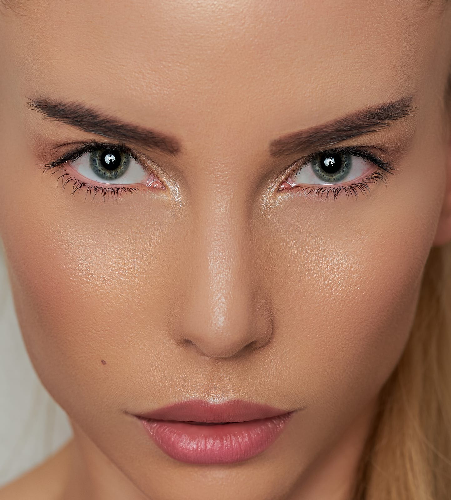 Beauty fotózáson a modell a kamerába néz