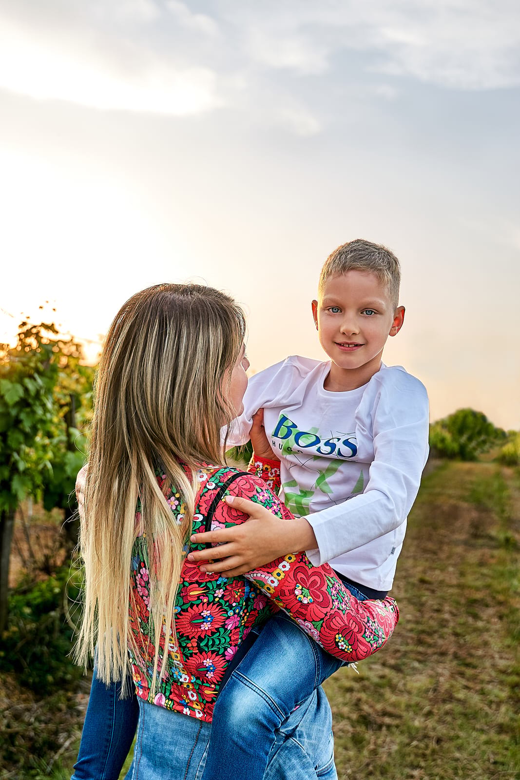 Alexa és fia, Gábor fotózása a balatoni szőlőben