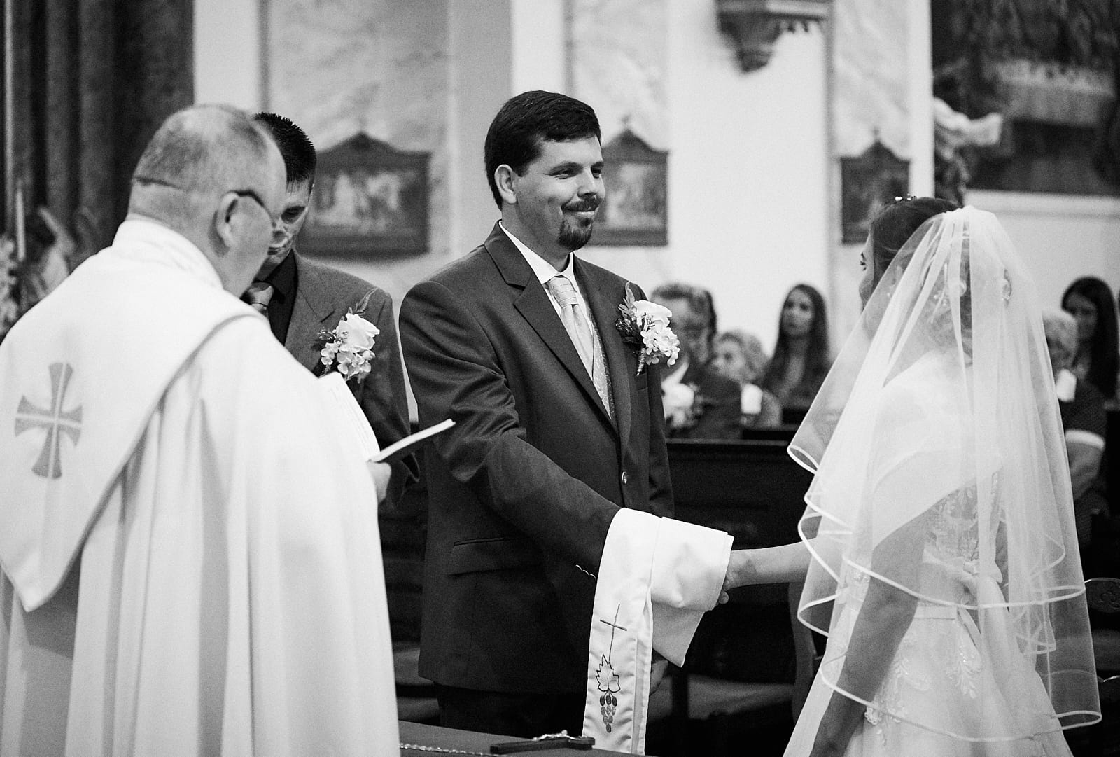 A vőlegény a menyasszonyra mosolyog