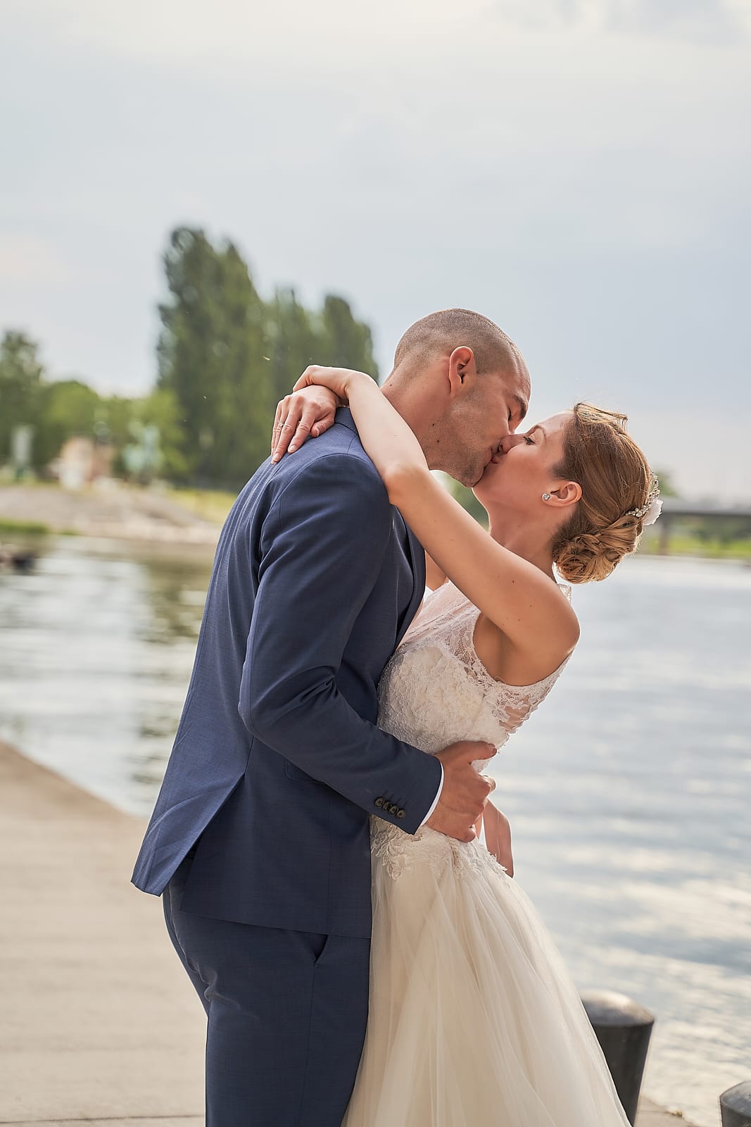 Szenvedélyes csók a víz előtt
