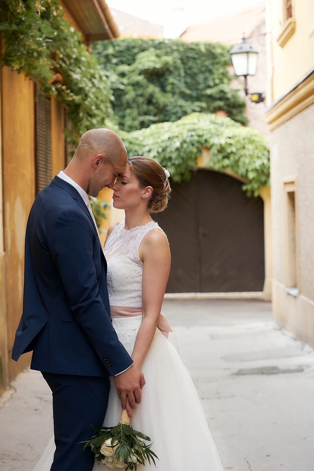 Esküvői fotózás egy győri sikátorban