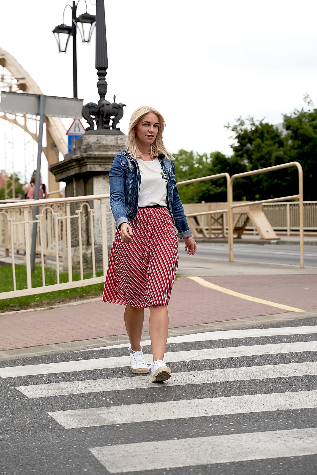 Vivien átsétál a zebrán Győrben