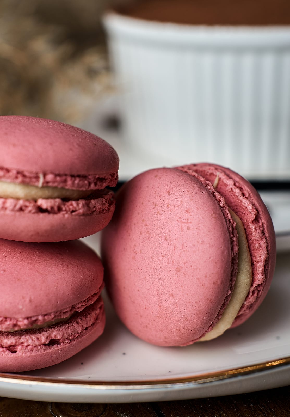 Közeli ételfotó rózsaszín macaronról