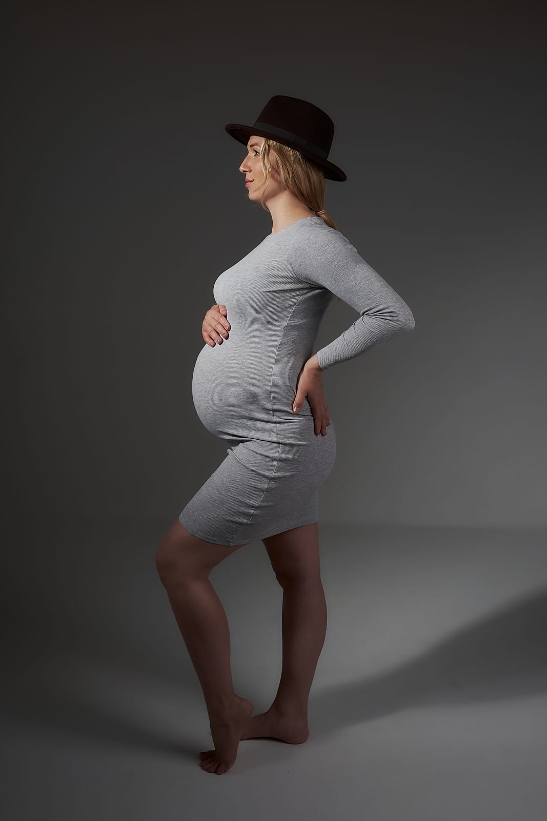 Kismama profilból fotózva