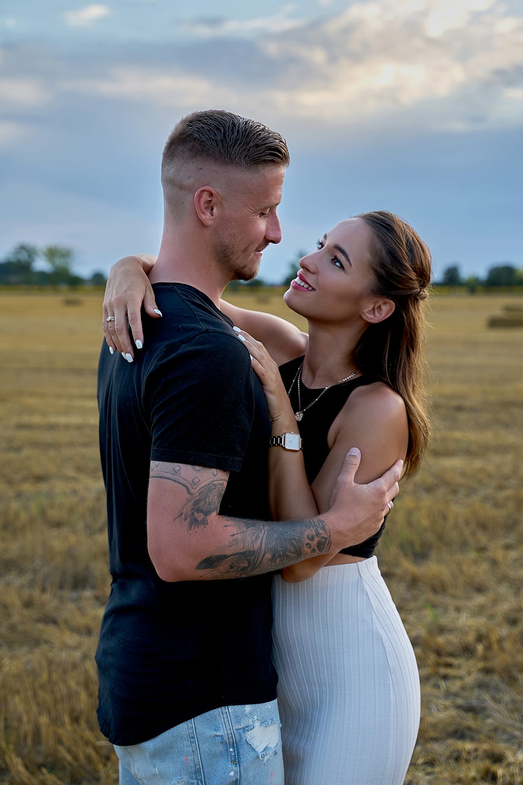 Barbi és Máté páros fotózása a mezőn