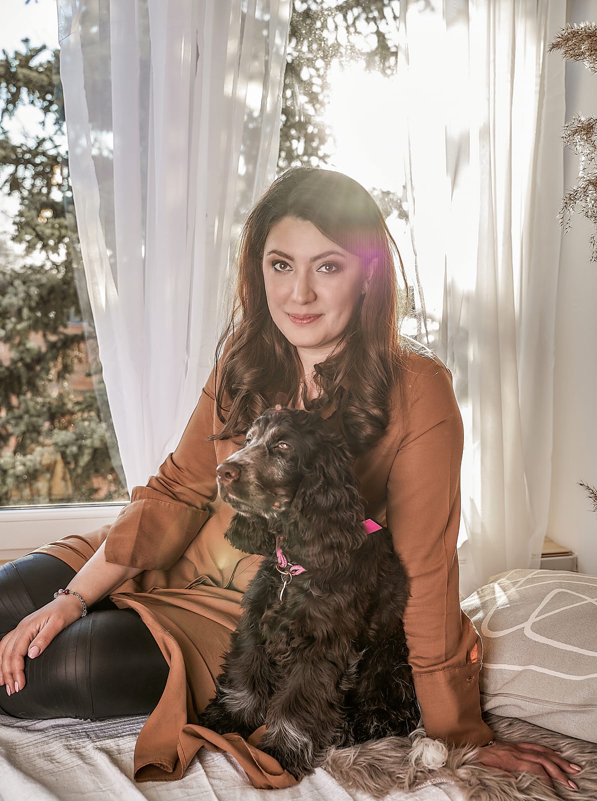 Éva és kutyája pózolnak a naplementében