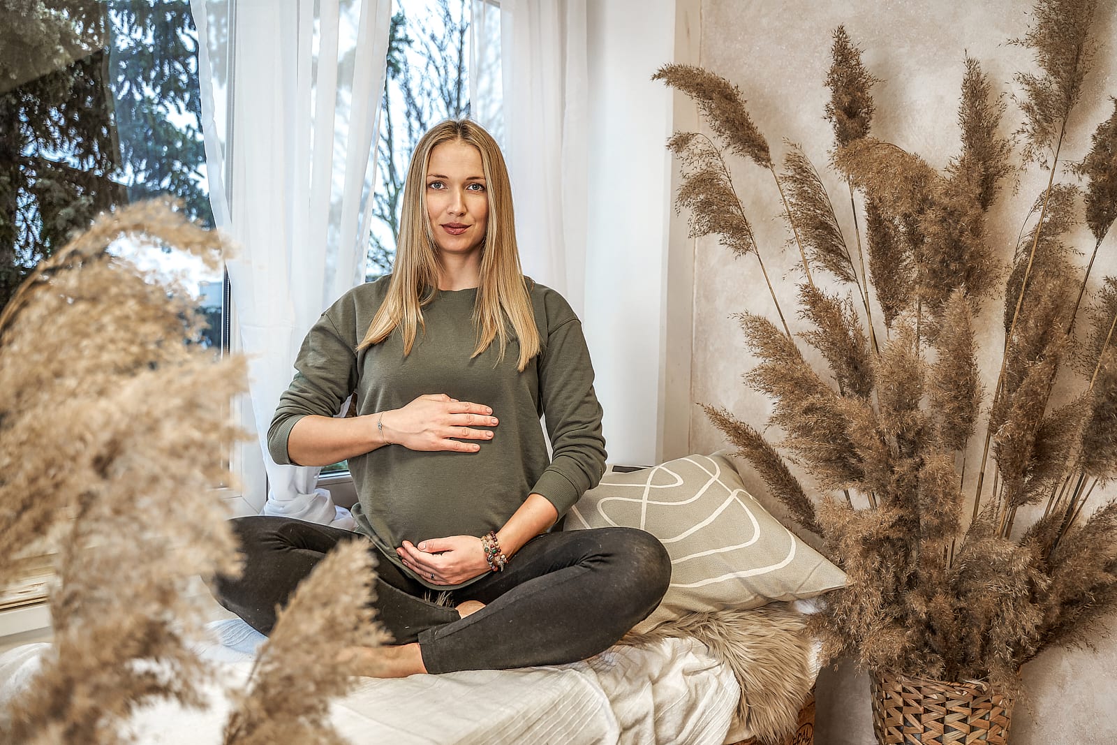 Szép kismamáról készített portréfotó a Studio3-ban